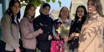 Одиннадцатиклассники в гостях у Четвериковой Л.Е. на День Матери