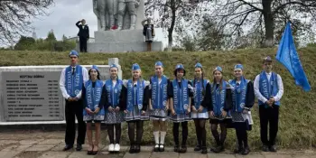 Школа мира на открытии мемориальных плит на братской могиле Nº5304.