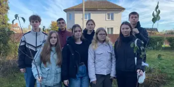 Пополнение яблоневой аллеи выпускников