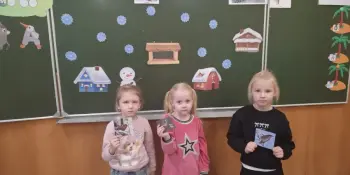 Птицы на кормушке - и малыши в деле!