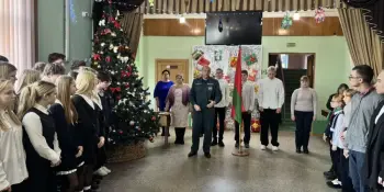 Торжественная линейка под государственным флагом: итоги четверти и важные напутствия