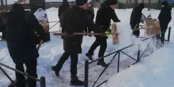 Акция "Обелиск": девятиклассники навели порядок у места захоронения на улице Заводская