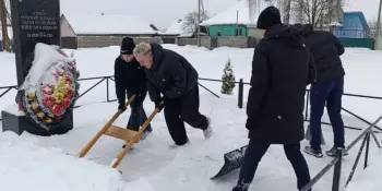 Десятиклассники очистили снег у памятника по ул. Заводская