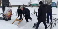Десятиклассники очистили снег у памятника по ул. Заводская