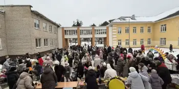 В школе проводили зиму песнями, блинами и самоварами