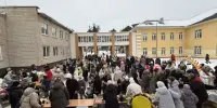 В школе проводили зиму песнями, блинами и самоварами