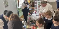 В школе прошла традиционная акция "Подари открытку маме"